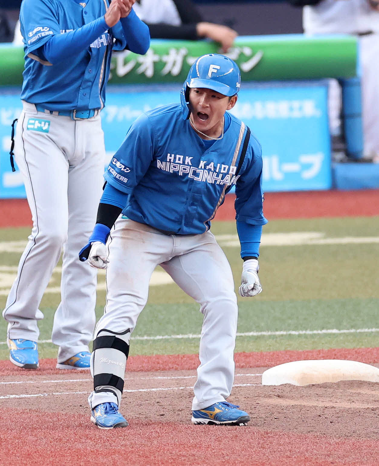 ロッテ対日本ハム　9回表日本ハム1死三塁、水野は右前適時打を放雄たけびを上げる（撮影・鈴木正人）