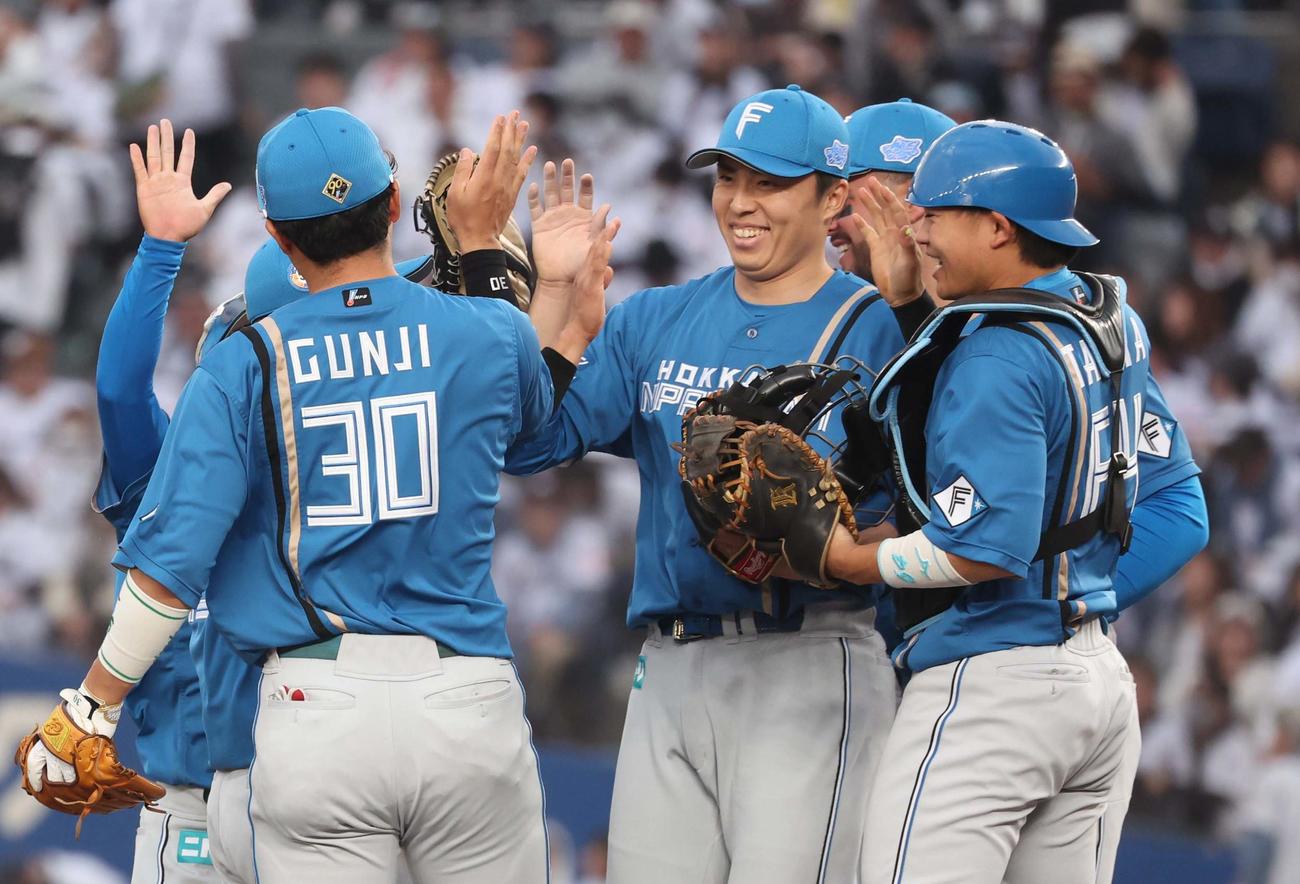 ロッテ対日本ハム　9回裏、無失点に抑え笑顔の田中正（撮影・黒川智章）