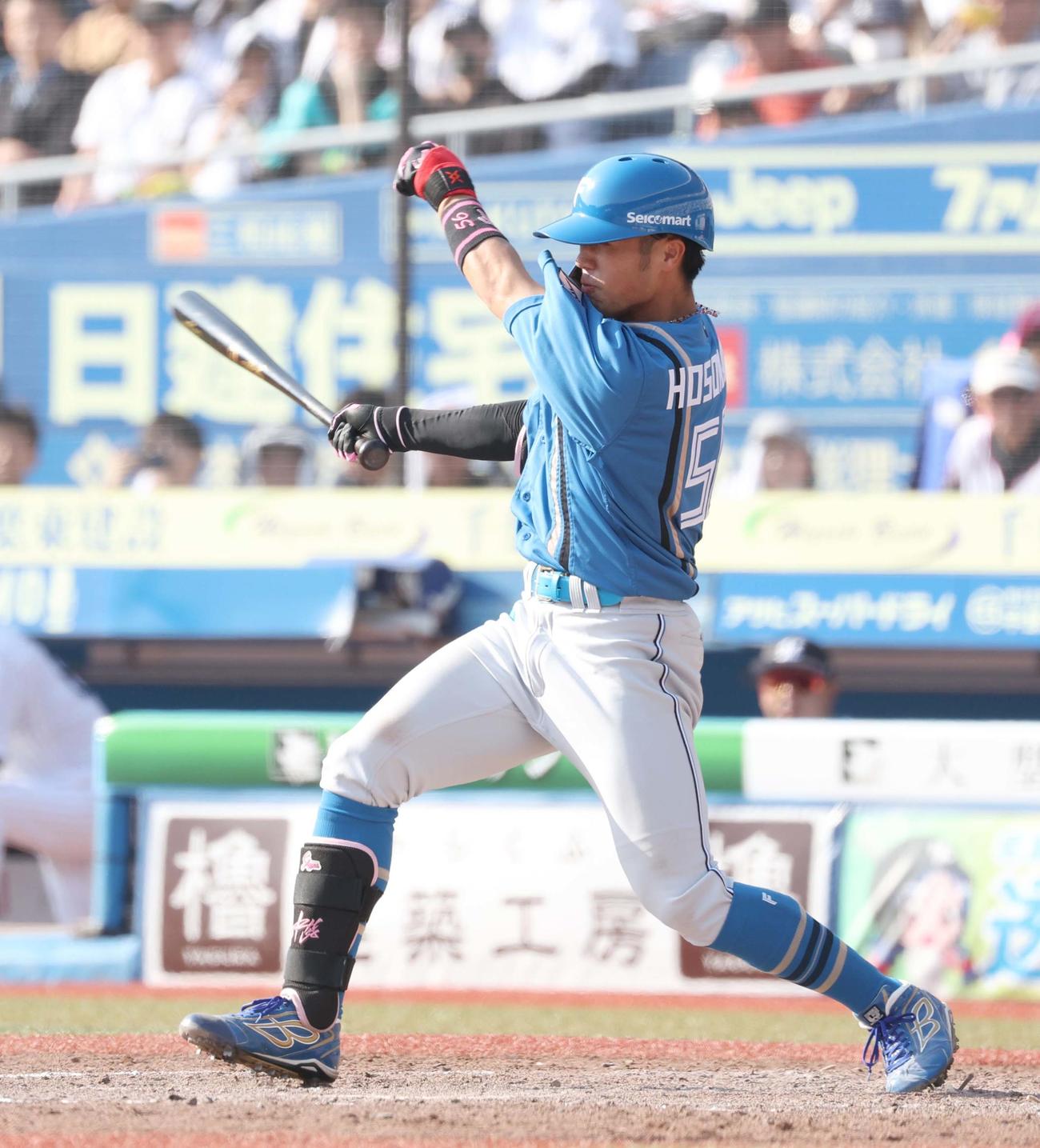 ロッテ対日本ハム　5回表日本ハム無死一塁、右前打を放つ細川（撮影・黒川智章）