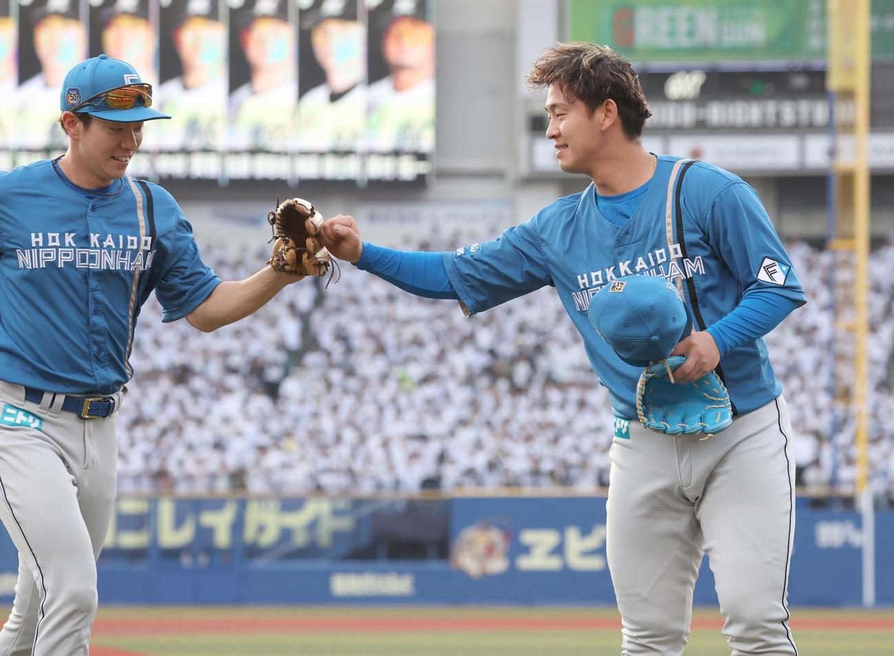 ロッテ対日本ハム　8回裏、好守を見せた松本剛を出迎える北浦（撮影・黒川智章）