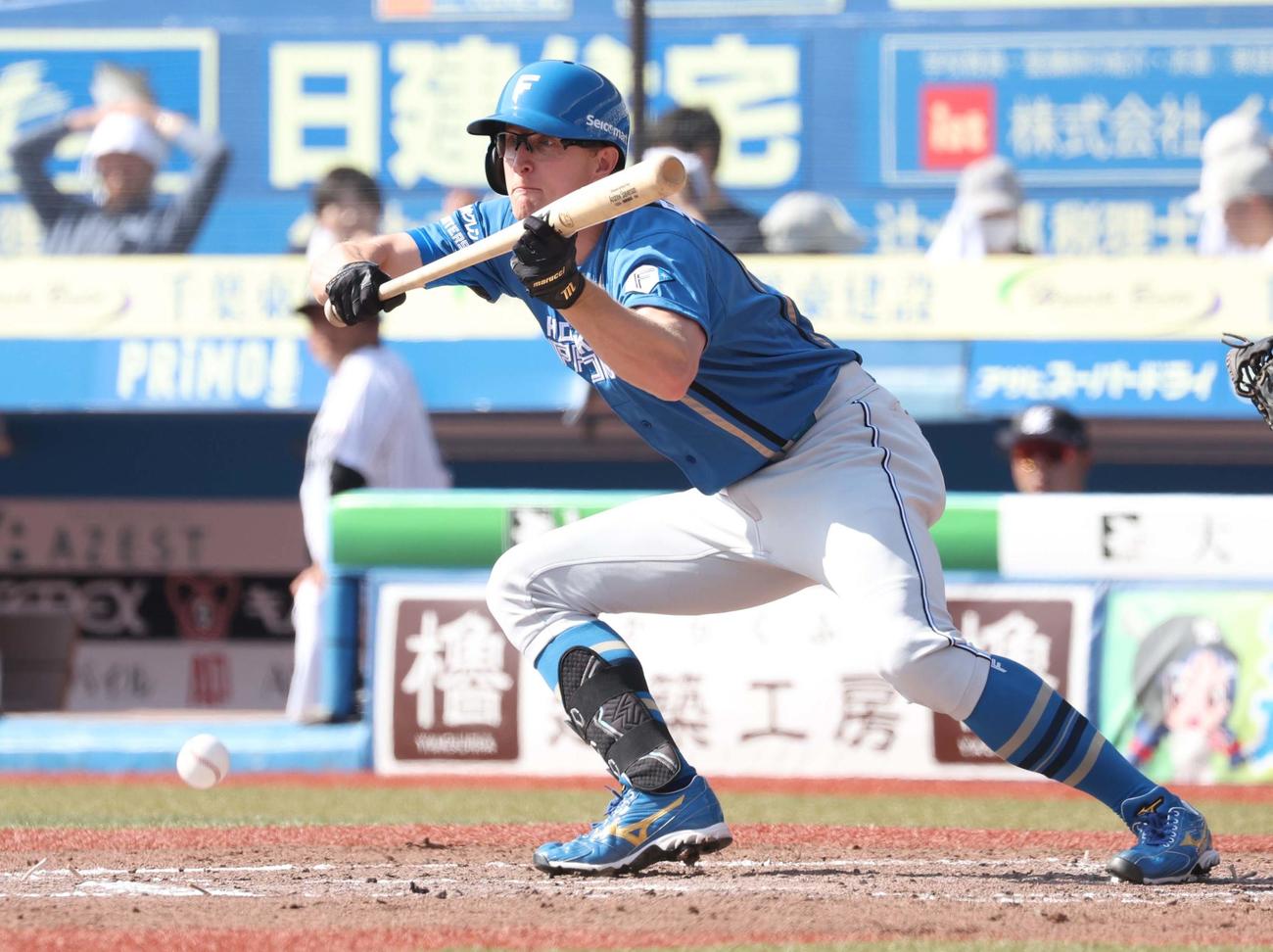 ロッテ対日本ハム　3回表日本ハム1死一塁、三前にセーフティーバントを決めるスティーブンソン（撮影・黒川智章）