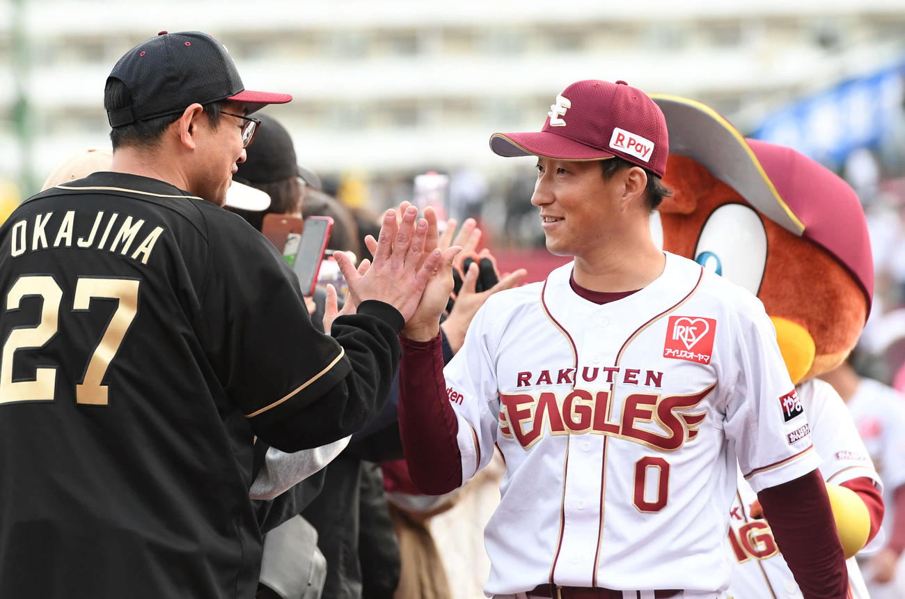 楽天対西武　ファンとタッチを交わして勝利を喜ぶ楽天小深田（撮影・山崎安昭）