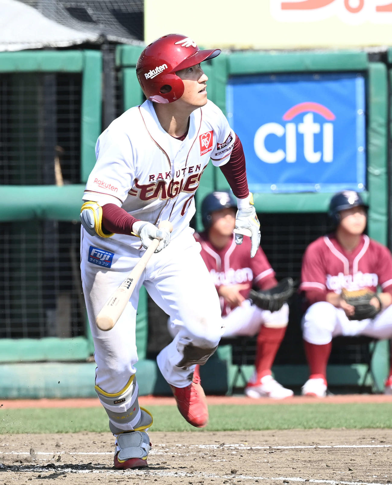 楽天対西武　3回裏楽天無死一、二塁、小深田は中前適時打を放つ（撮影・山崎安昭）