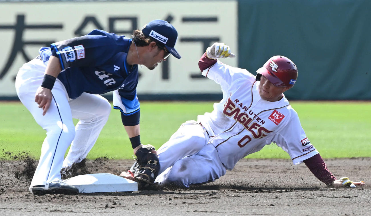 楽天対西武　1回裏楽天2死一塁、小深田（右）は二塁盗塁を決める。二塁手外崎（撮影・山崎安昭）