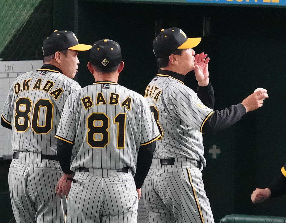 巨人対阪神　試合後、勝利球を阪神平田ヘッドコーチ（右）に渡した岡田監督（撮影・江口和貴）