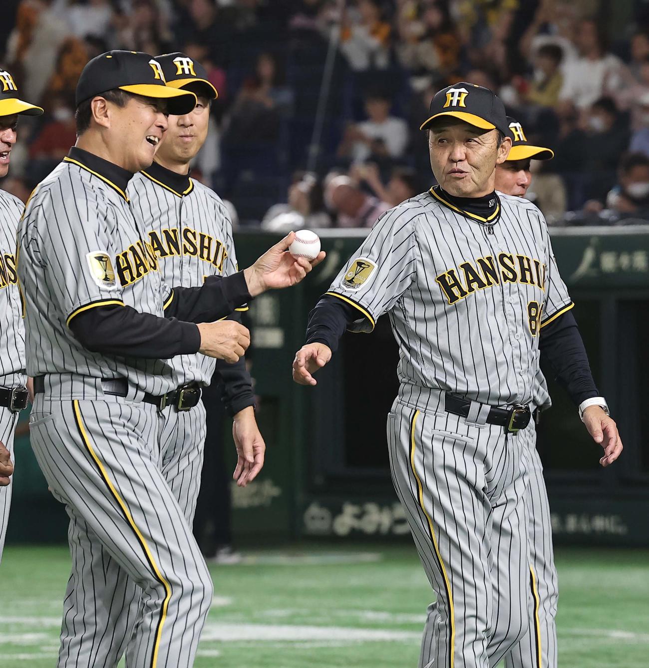 巨人対阪神　岡田監督（右）は勝利球を平田ヘッドコーチに渡す。勝利球は誰の手に？（撮影・上田博志）
