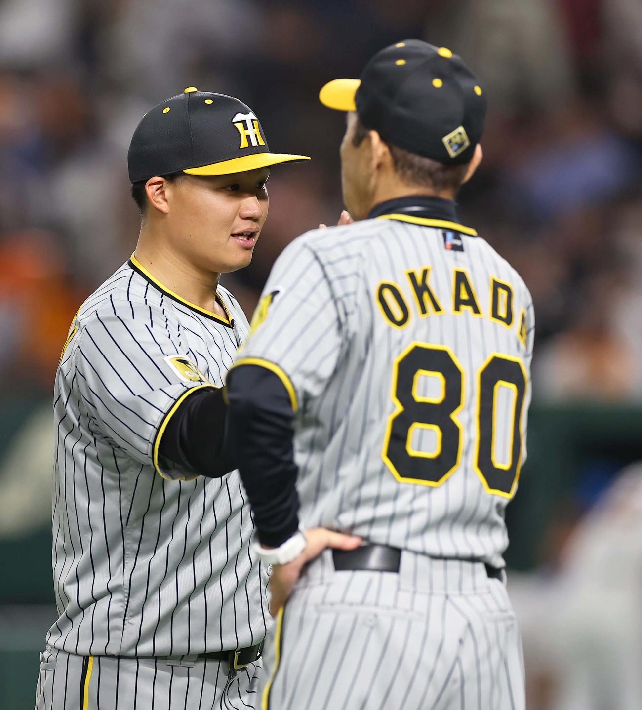 巨人対阪神　巨人に勝利し岡田監督（右）とハイタッチをする森下（撮影・上田博志）