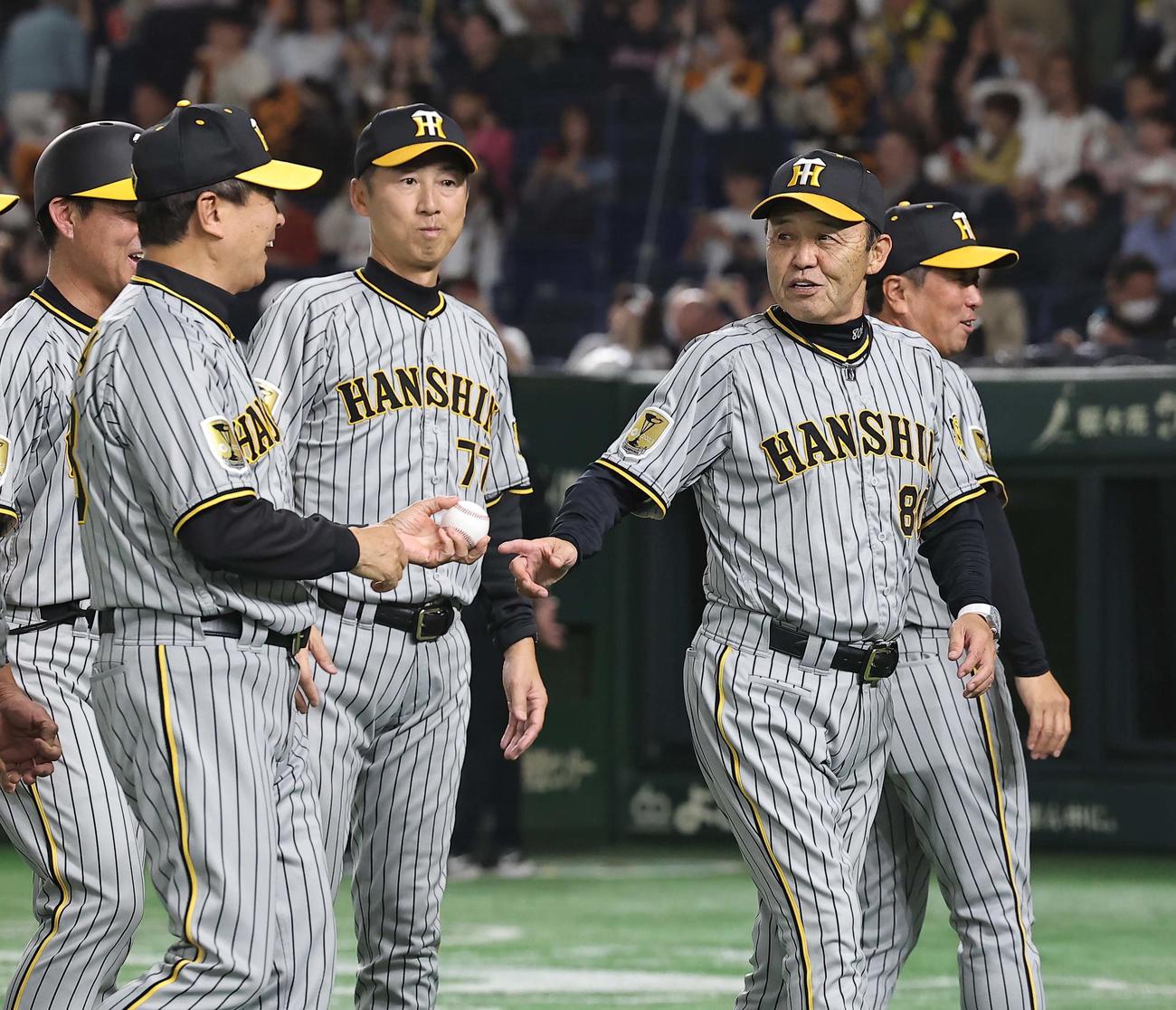 巨人対阪神　岡田監督（右）は勝利球を平田ヘッドコーチに渡す（撮影・上田博志）