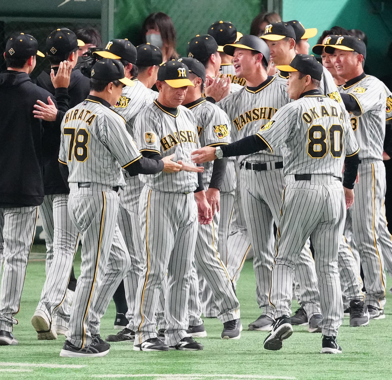巨人対阪神　試合後、勝利球を阪神平田ヘッドコーチ（左）に渡す岡田監督（撮影・江口和貴）