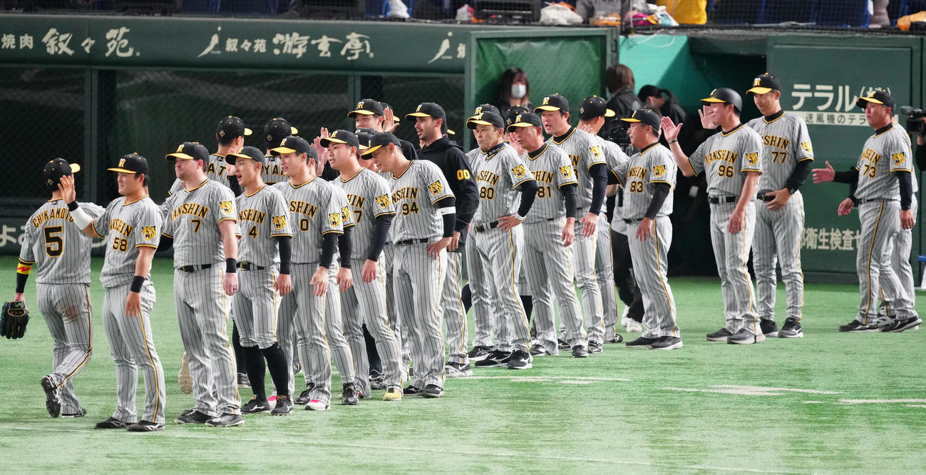 巨人対阪神　巨人に勝利し、タッチを交わす阪神の選手たち（撮影・江口和貴）