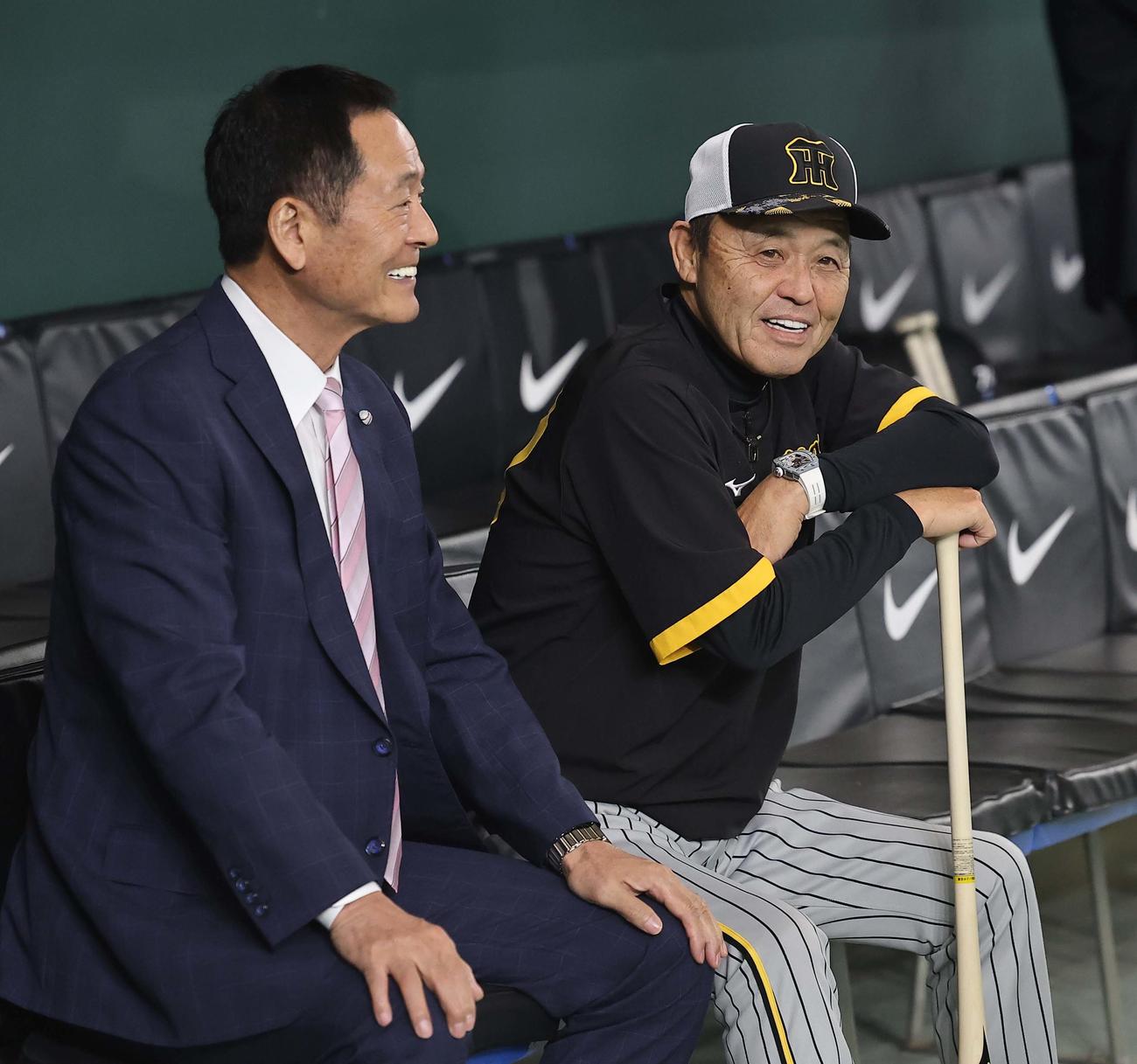 巨人対阪神　中畑氏（左）と談笑する岡田監督（撮影・上田博志）