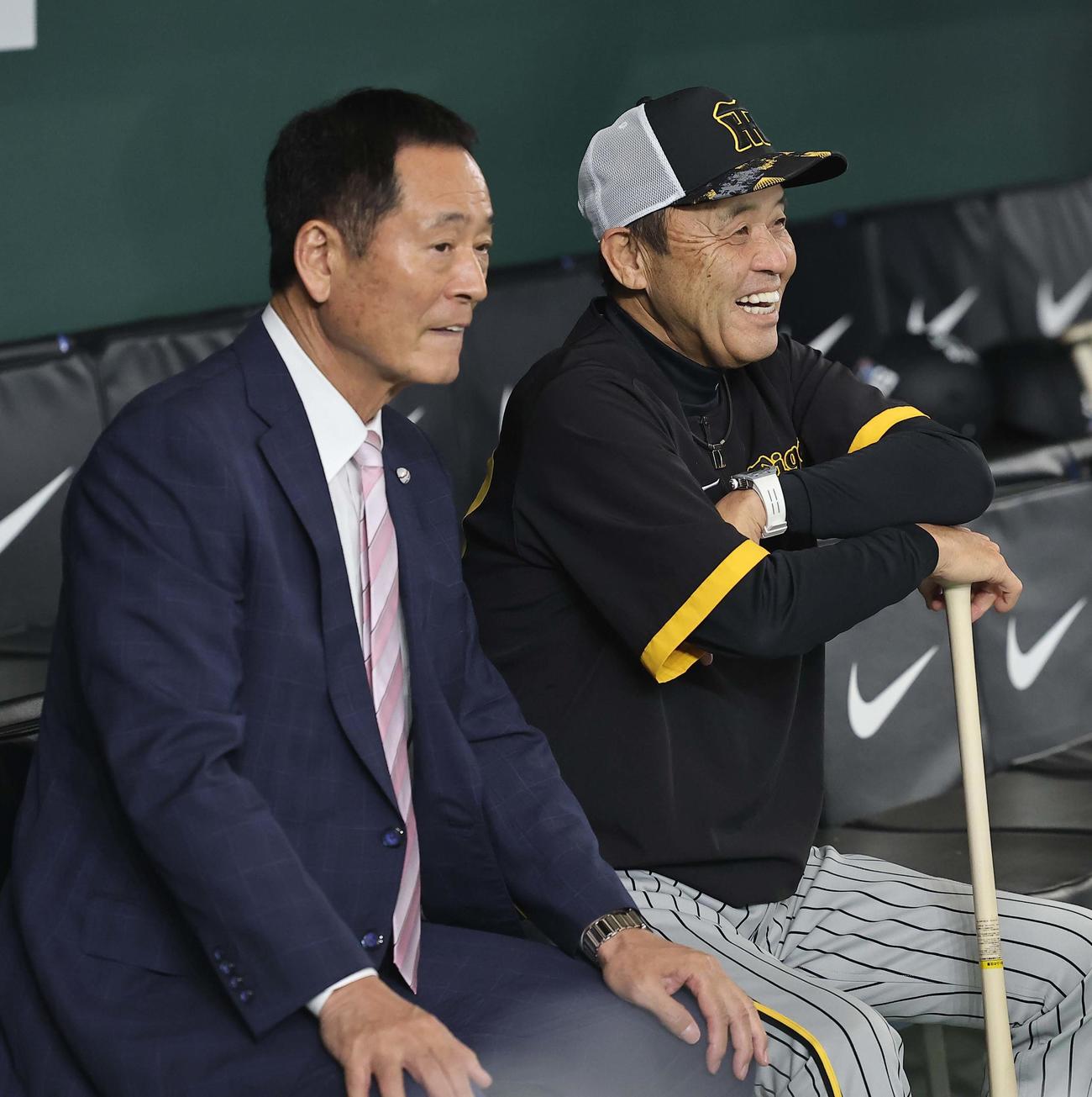 巨人対阪神　中畑氏（左）と談笑する岡田監督（撮影・上田博志）