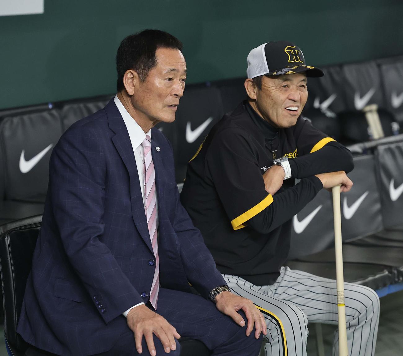 巨人対阪神　中畑氏（左）と話をする岡田監督（撮影・上田博志）