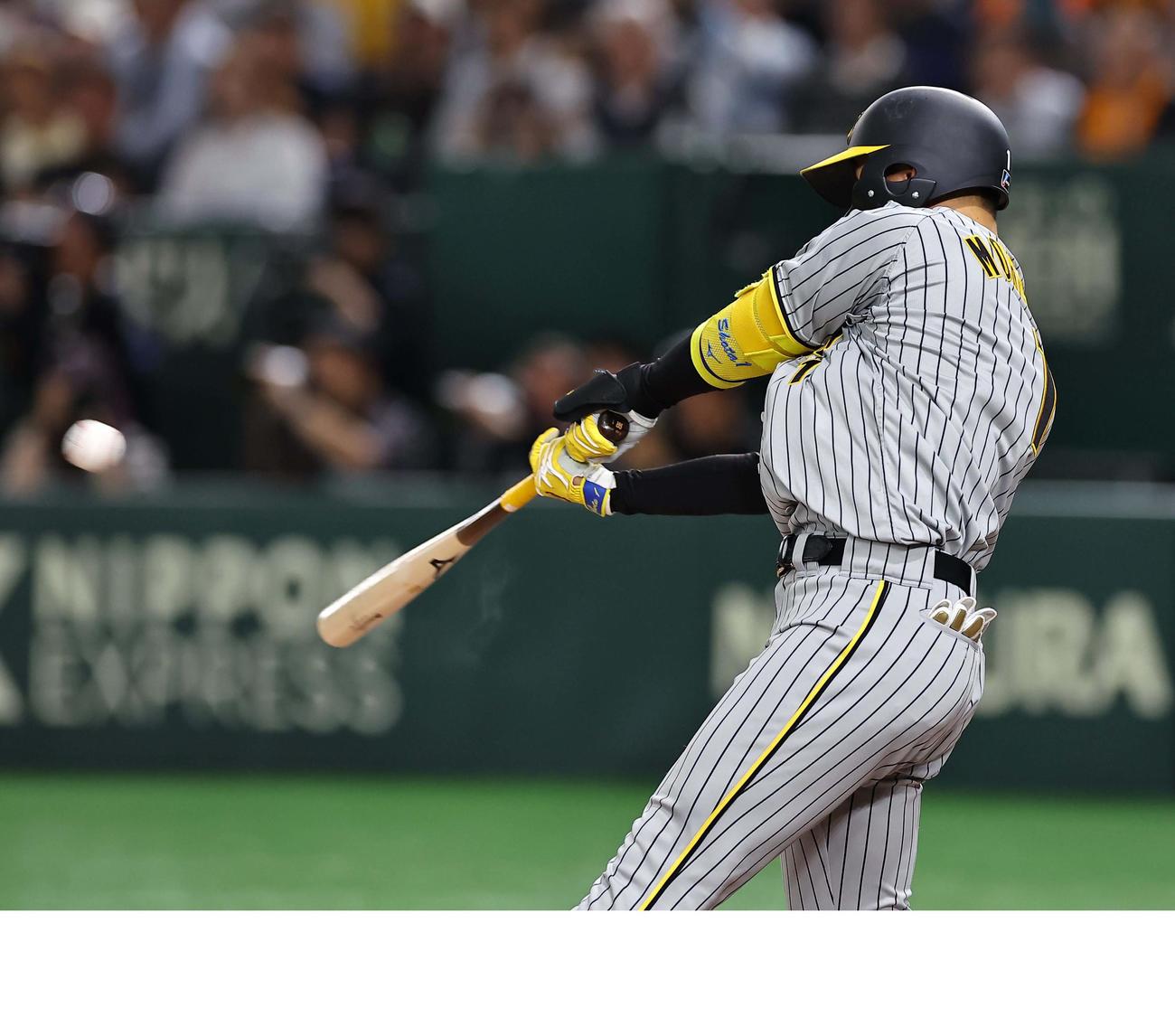 巨人対阪神　8回表阪神2死一、三塁、森下は左中間へ先制3点本塁打を放つ（撮影・上田博志）