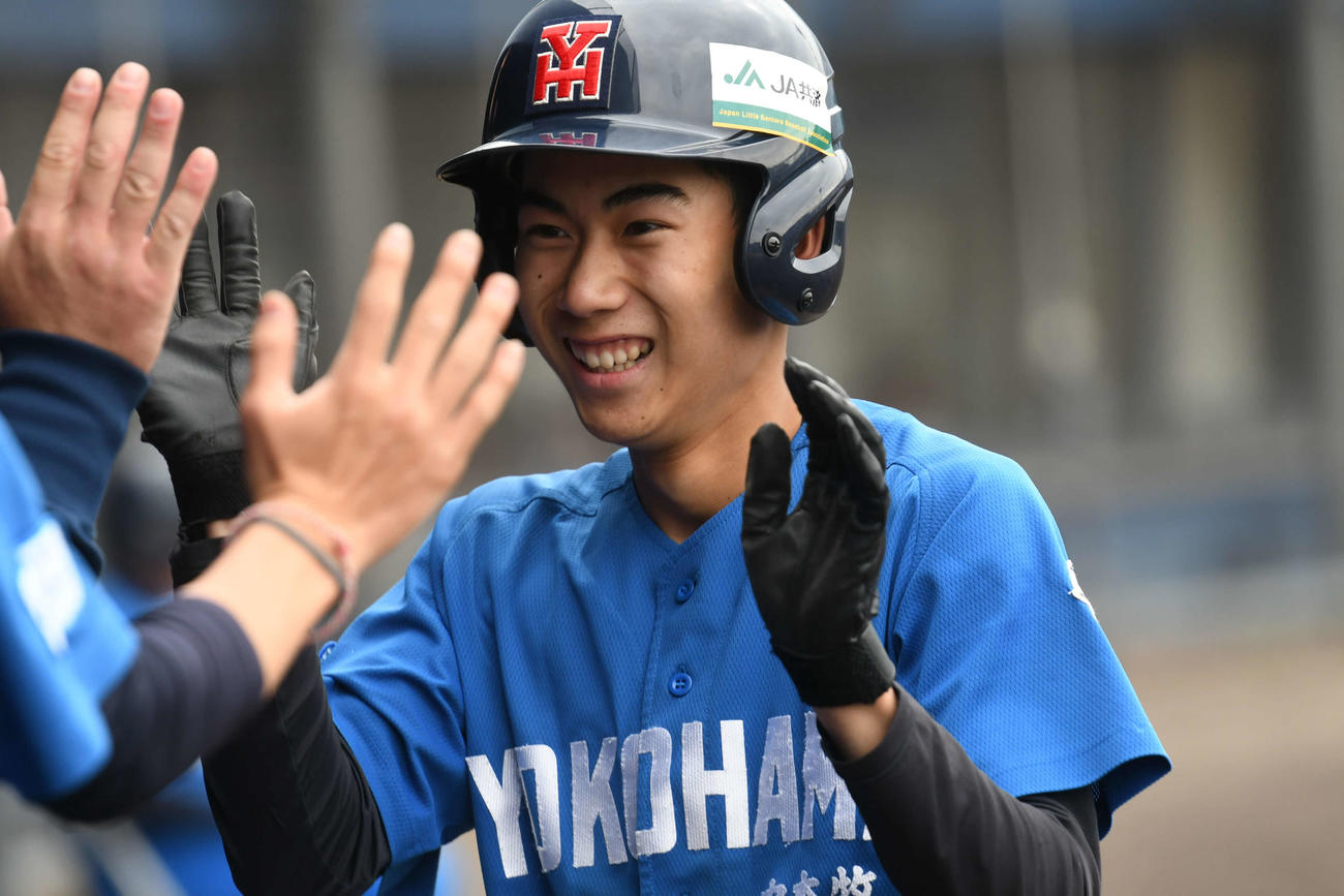 タイムリーを放った中本牧・廣田は本盗で生還して笑顔（撮影・久我悟）