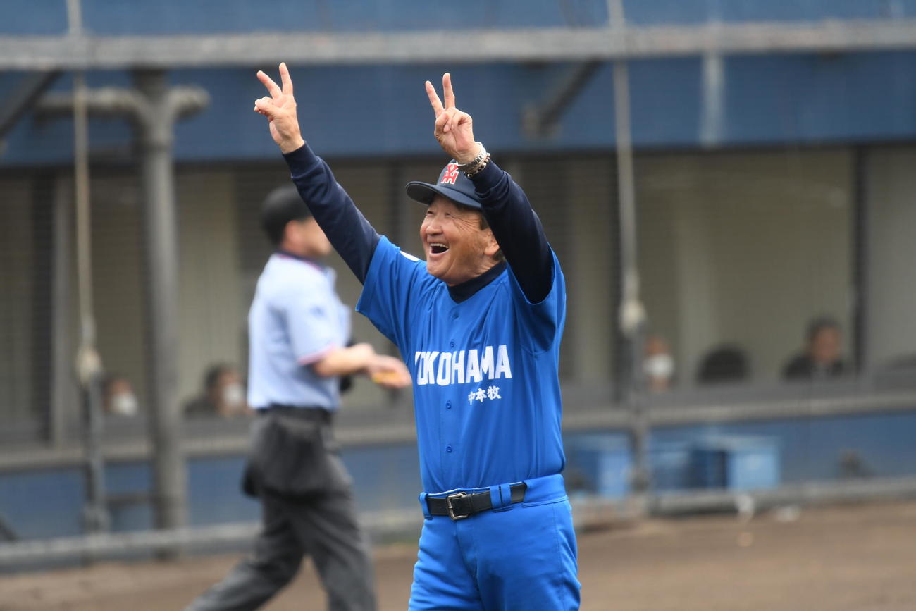 スタンドのお孫さんをみつけ、笑顔を浮かべる中本牧・村上監督