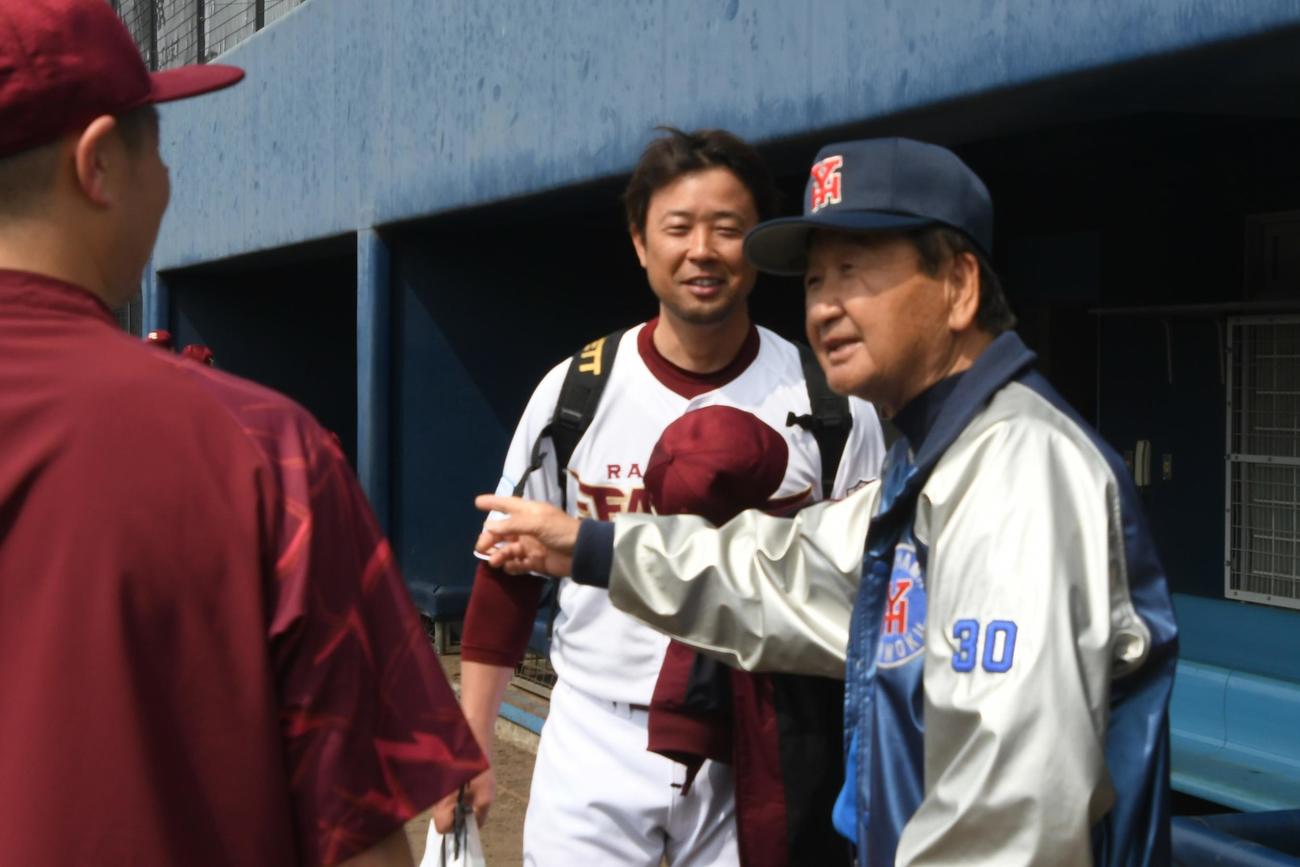 中本牧・村上監督は東北楽天・土谷監督を激励した（撮影・久我悟）
