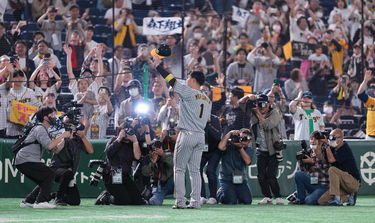 巨人対阪神　ヒーローインタビューを終え、ファンの声援に応える阪神森下（撮影・鈴木みどり）