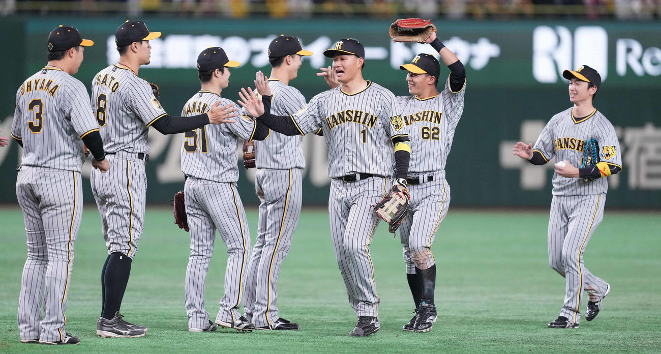 巨人対阪神　巨人に勝利し、タッチを交わす森下（中央）ら阪神ナイン（撮影・鈴木みどり）