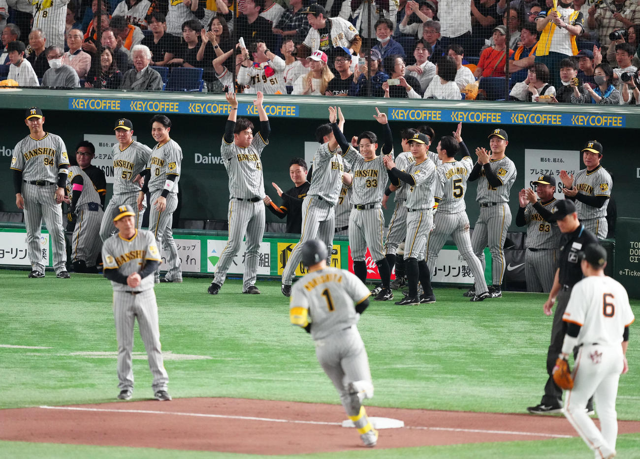巨人対阪神　8回表阪神2死一、三塁、森下（手前中央）が先制3点本塁打を放ち、喜ぶ選手たち（撮影・江口和貴）