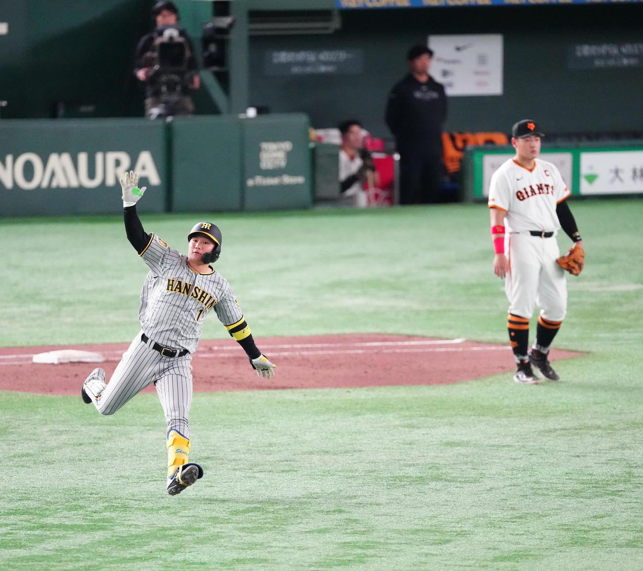 巨人対阪神　8回表阪神2死一、三塁、先制3点本塁打を放ち、ダイヤモンドを1周する森下。右は岡本和（撮影・江口和貴）