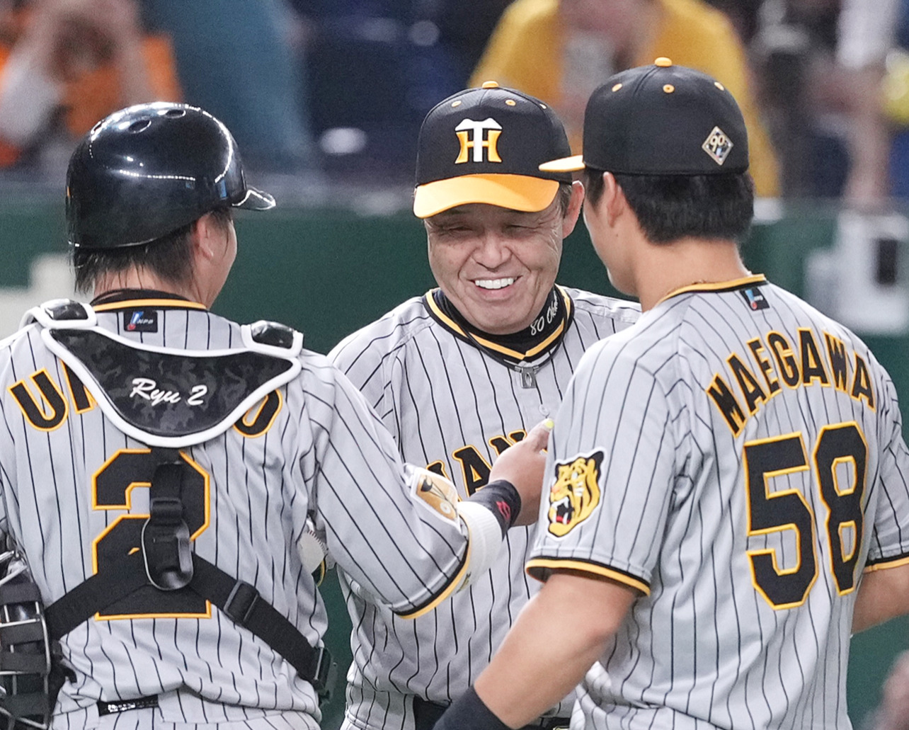 巨人対阪神　梅野（左）からウイニングボールを渡され、笑顔の阪神岡田監督（中央）（撮影・鈴木みどり）