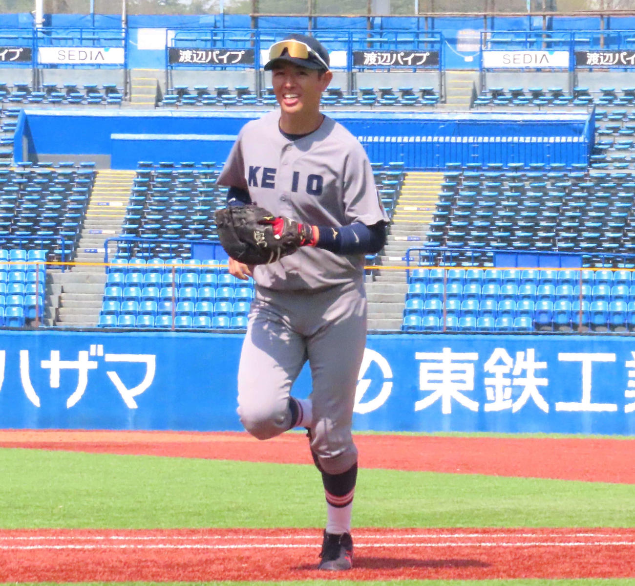 慶大対セガサミー　笑顔でベンチに引き揚げる慶大・清原（撮影・黒須亮）
