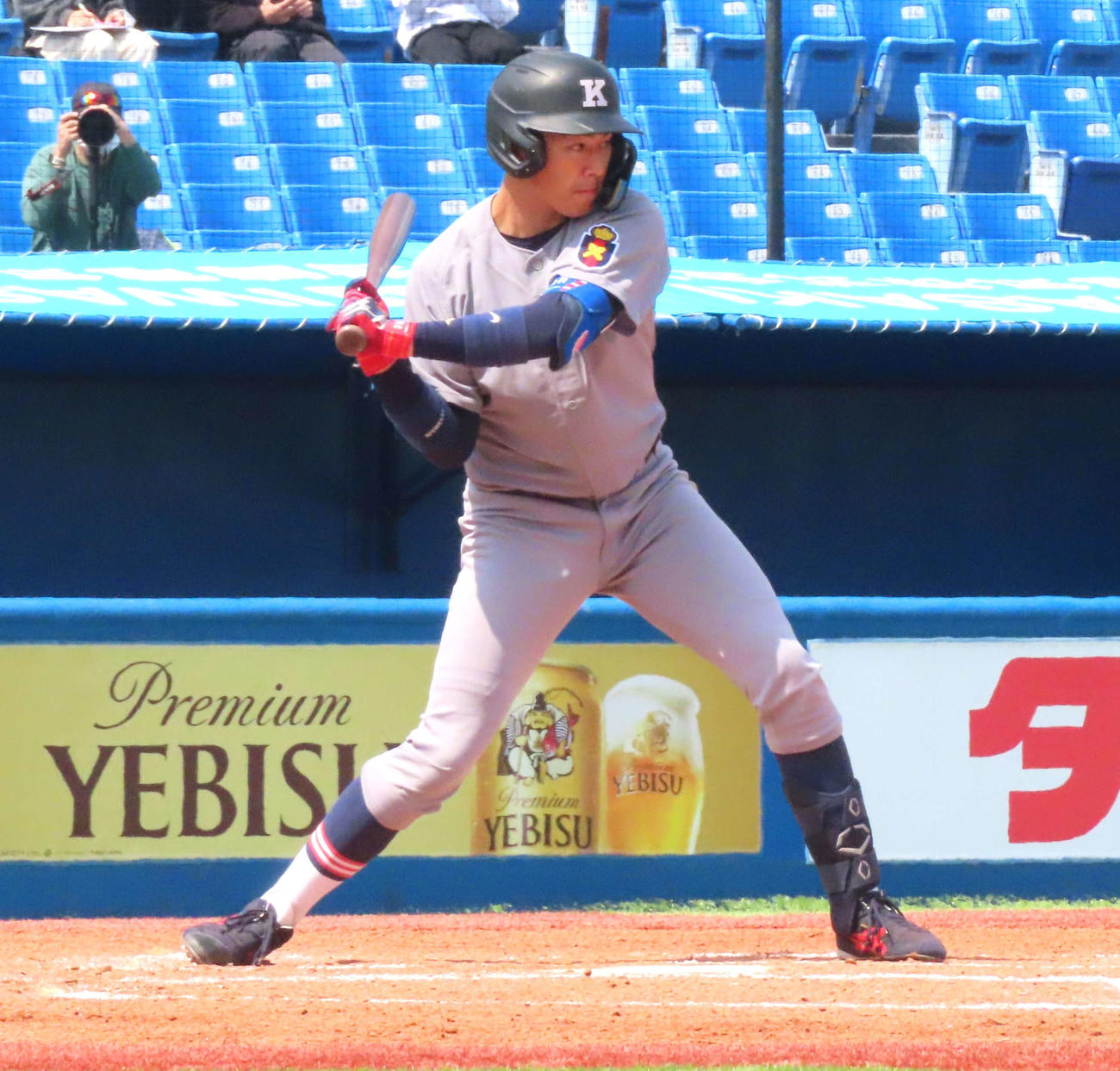 慶大対セガサミー　慶大2回無死、慶大・清原は右飛に倒れる（撮影・黒須亮）
