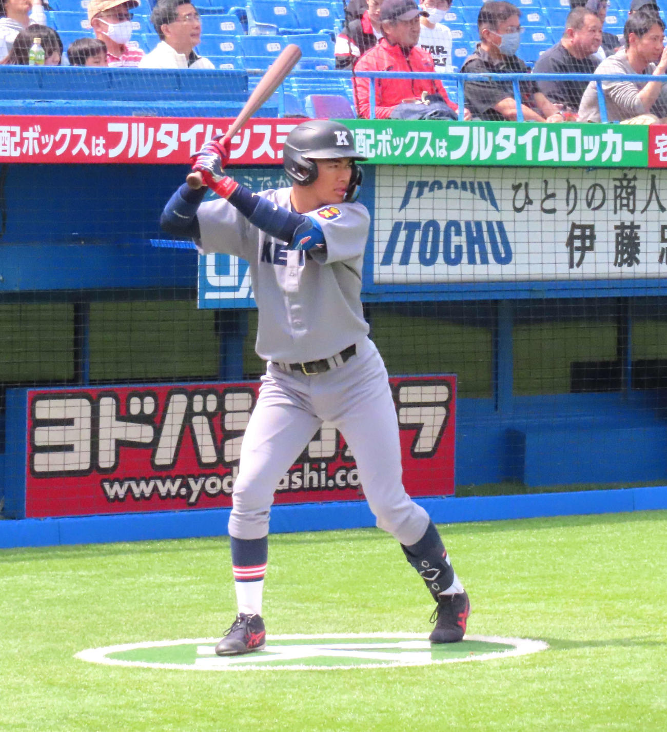 慶大対セガサミー　ネクストバッターズサークルで打席に備える慶大・清原（撮影・黒須亮）