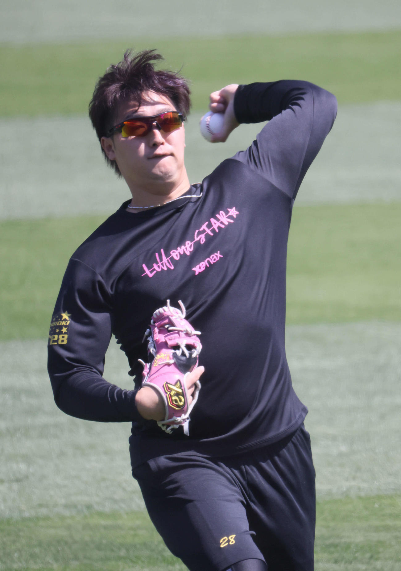 キャッチボールをする広島床田（撮影・加藤孝規）