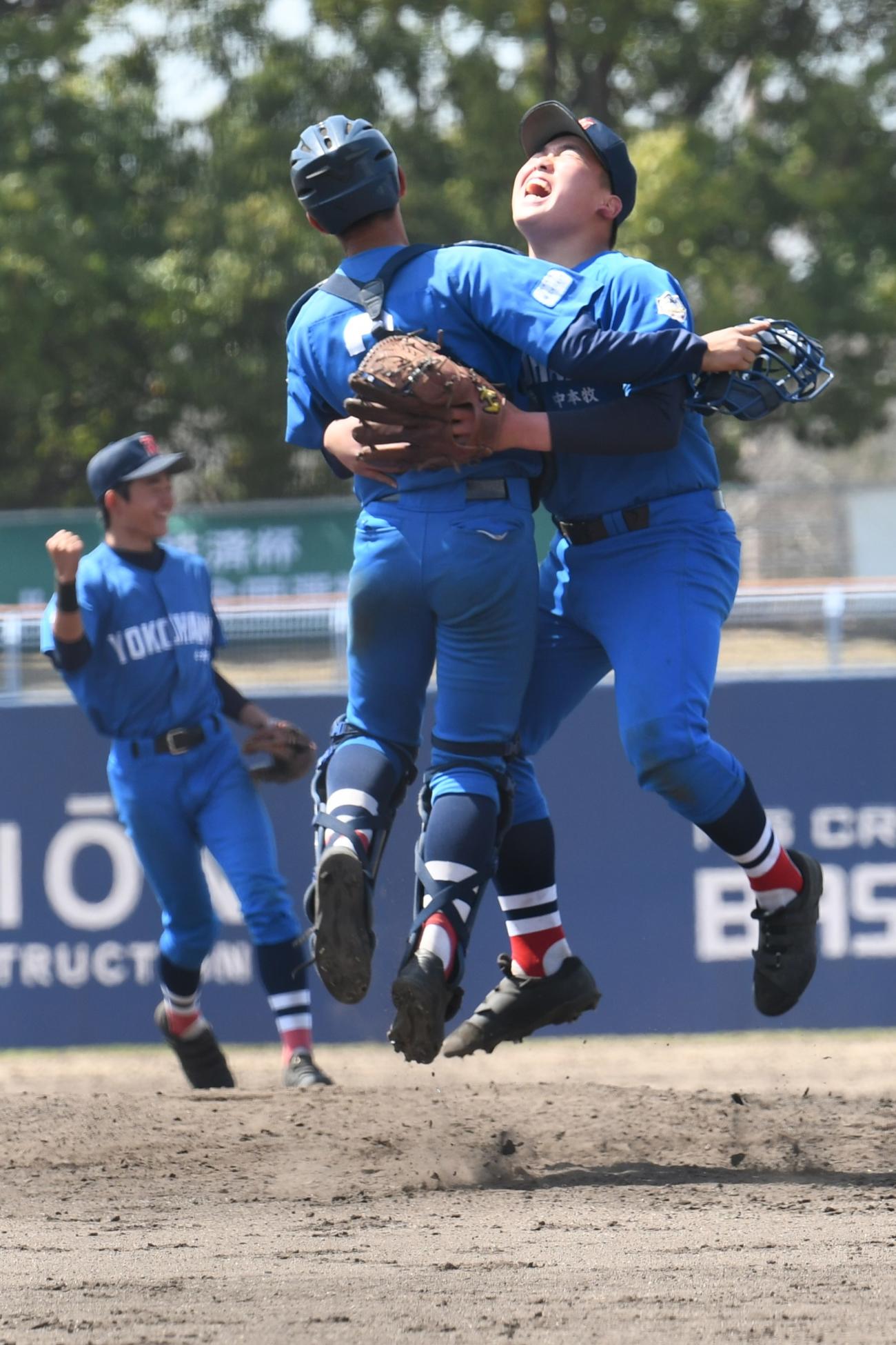 26年ぶり優勝を決めた中本牧の2番手・立花（右）と北垣（中央）はジャンプして抱き合った（撮影・久我悟）
