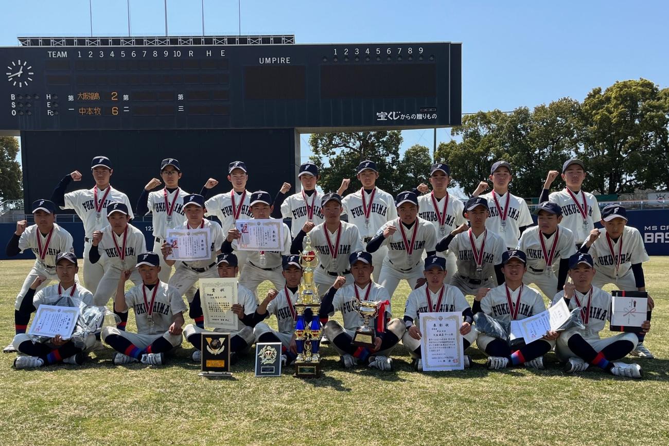 初の決勝で敗れ、準優勝に終わった大阪福島ナイン。機動力を生かしたスピード感ある攻撃は「ナニワの機動破壊」だ（撮影・久我悟）