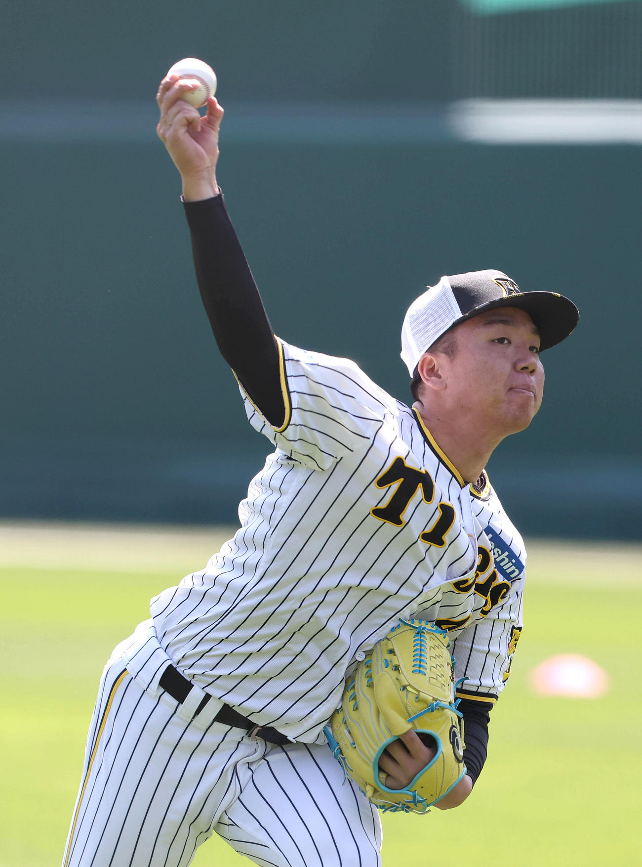 甲子園で開幕に備える村上（撮影・白石智彦）