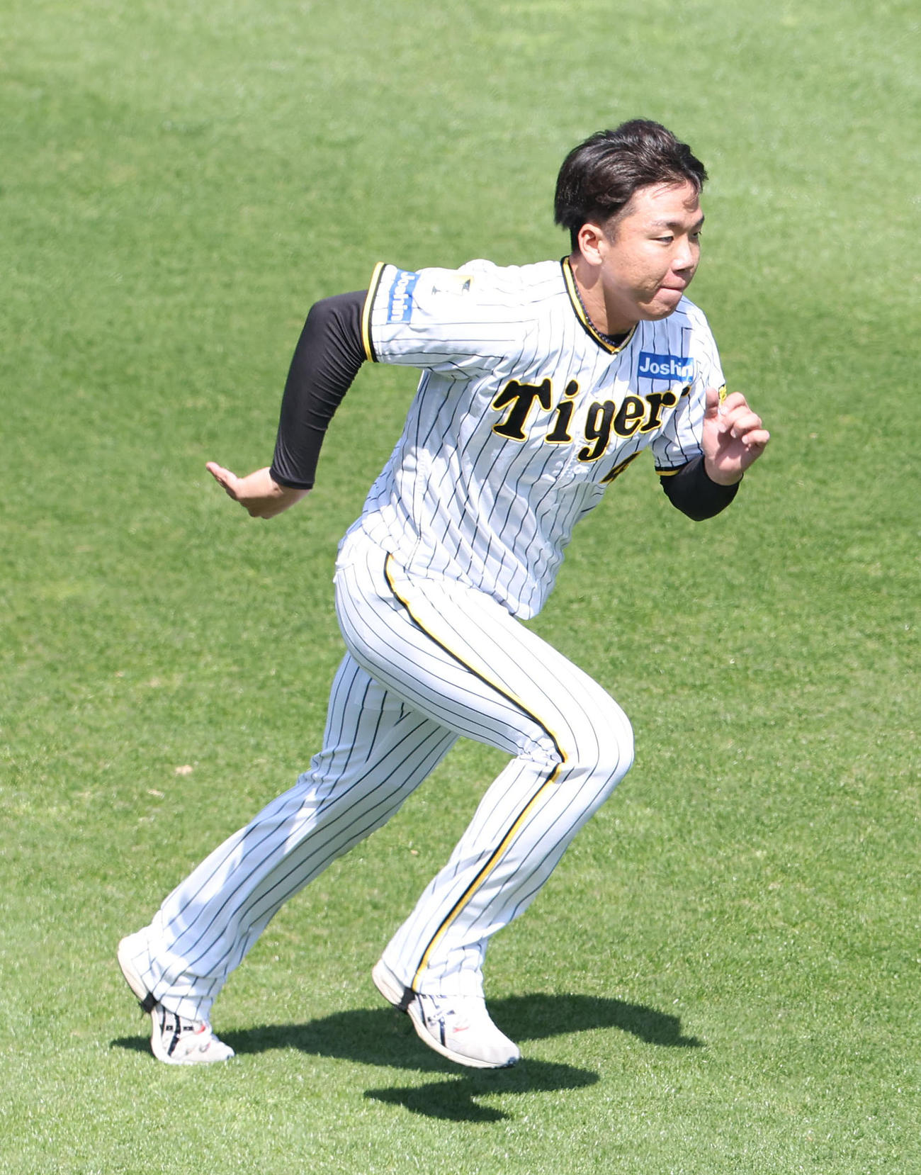 外野でダッシュする村上（撮影・白石智彦）