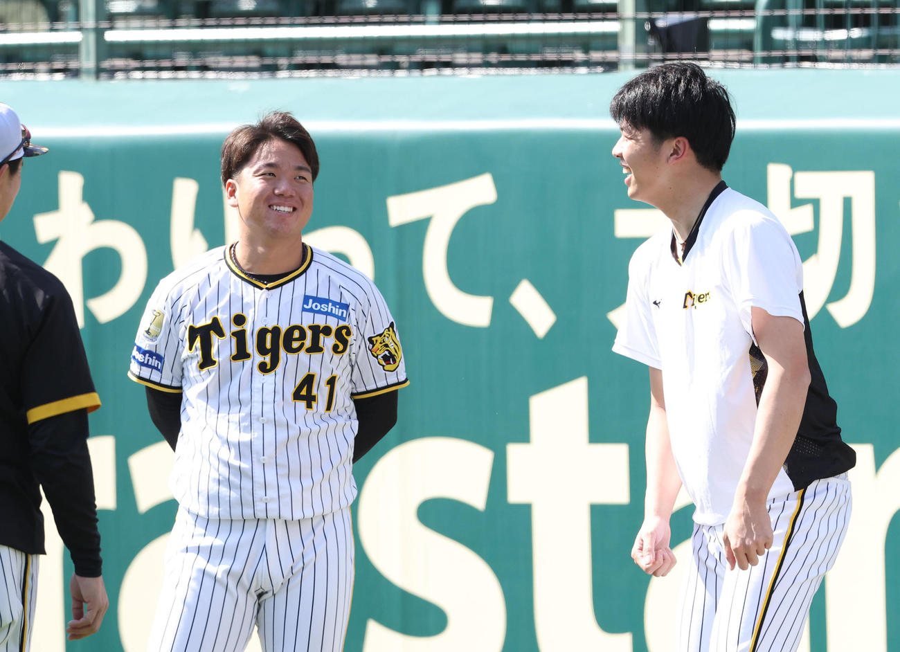 練習前に笑顔で会話する村上（左）と才木（撮影・白石智彦）