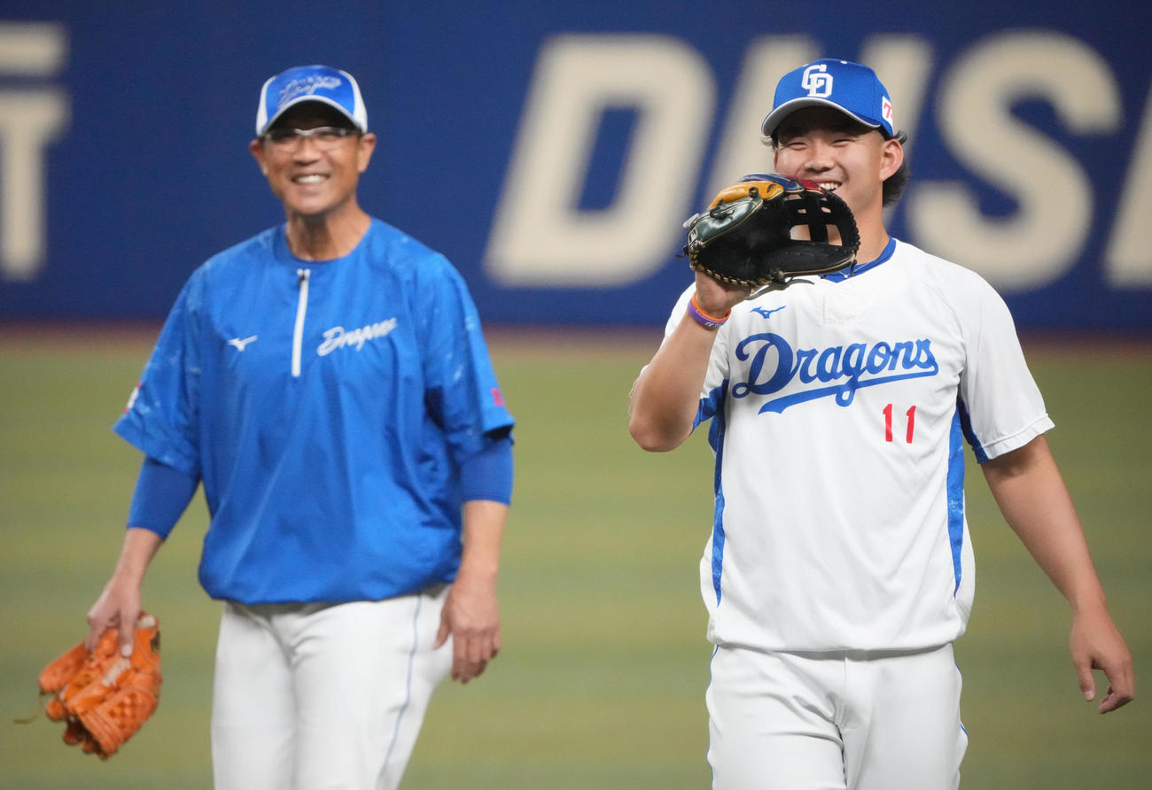 キャッチボールの合間に明るい表情を見せる小笠原（撮影・森本幸一）