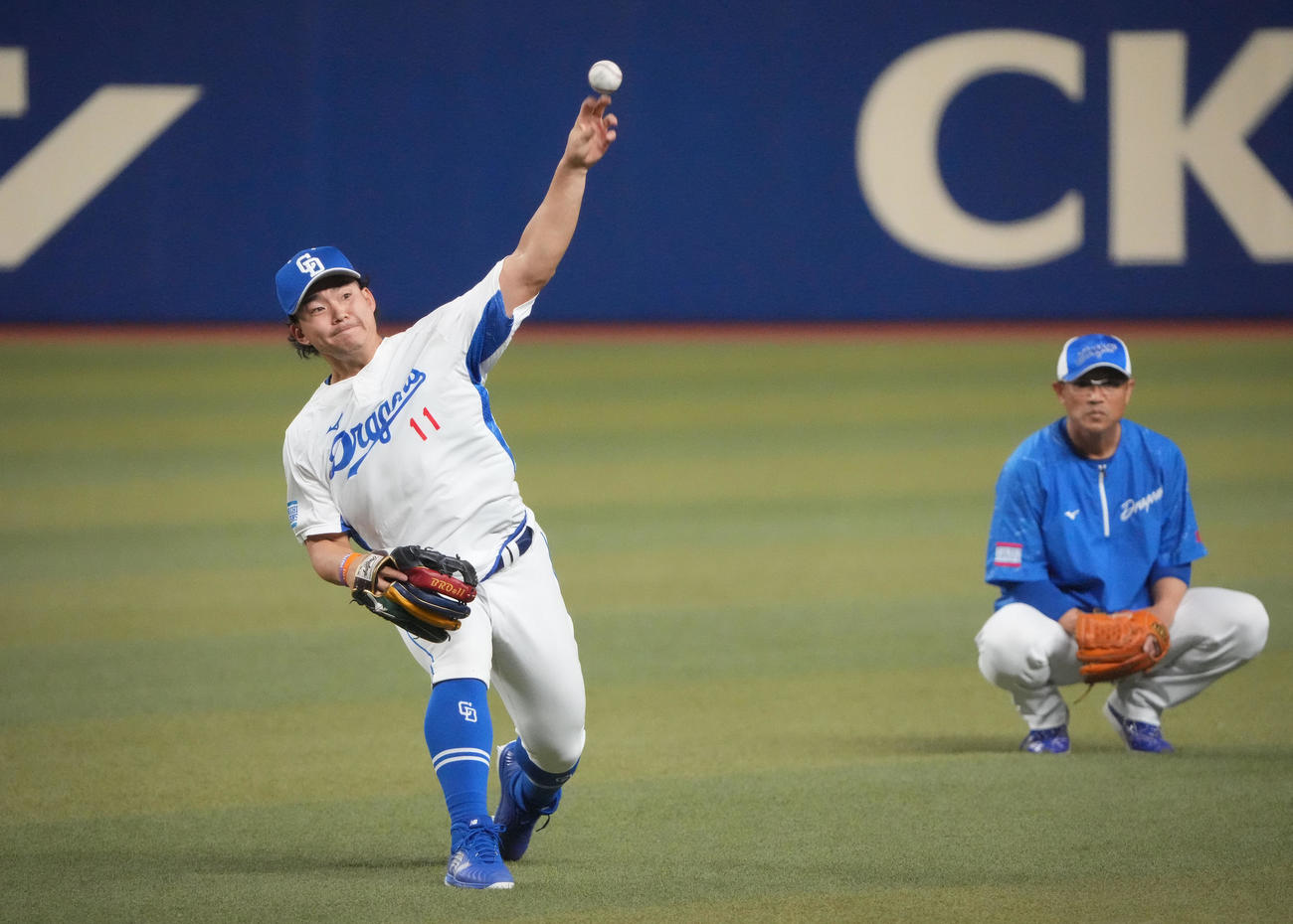 キャッチボールをする小笠原（左）右は大塚投手コーチ（撮影・森本幸一）