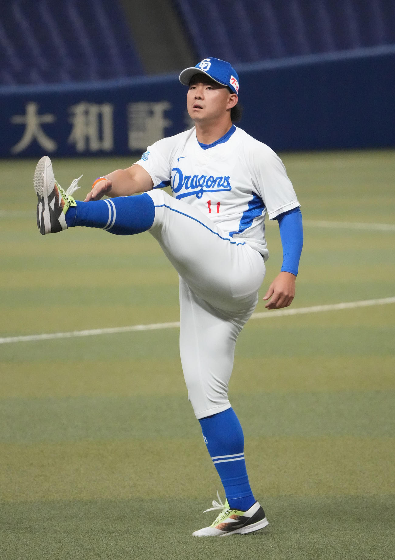 体をほぐす小笠原（撮影・森本幸一）