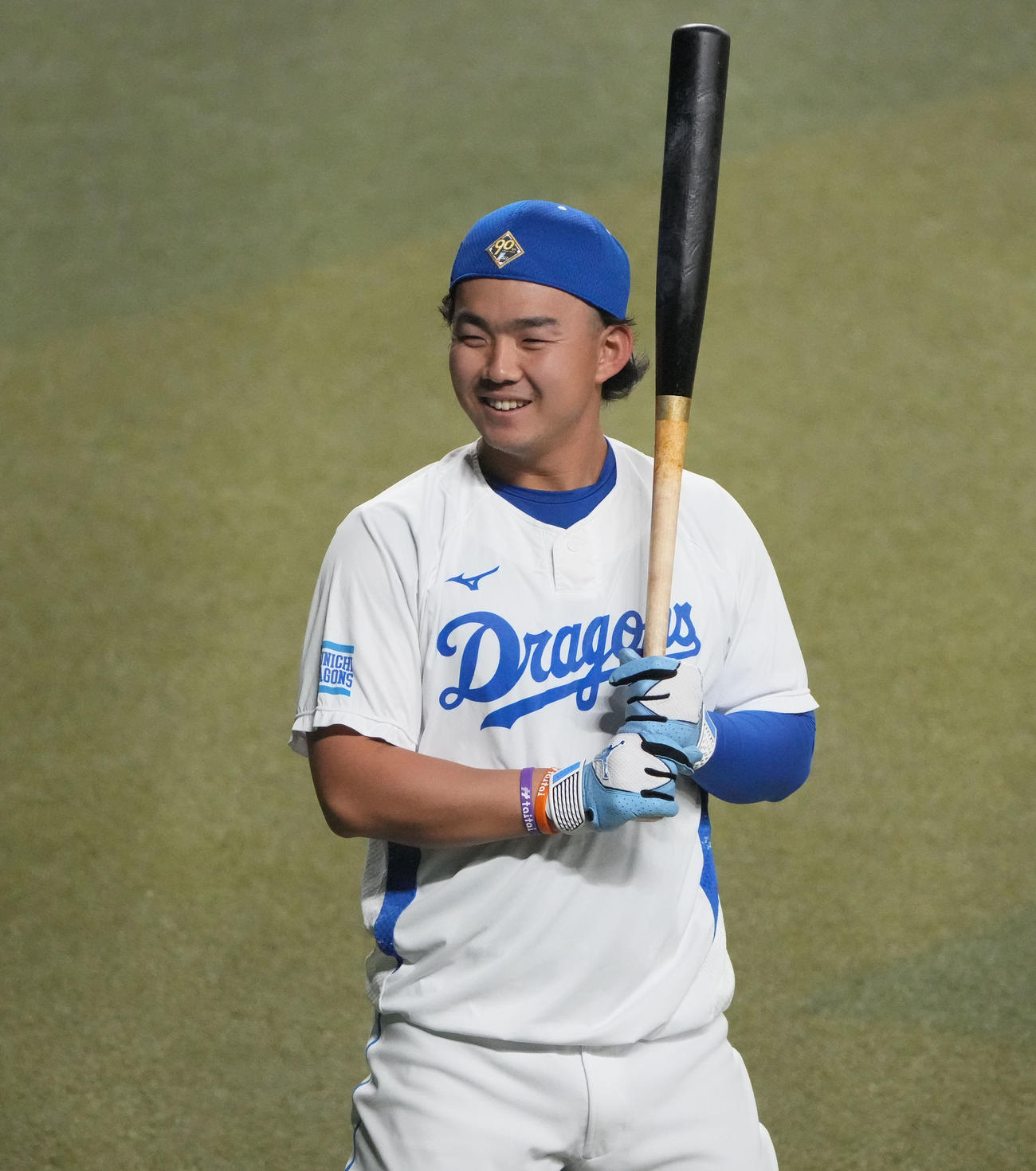 明るい表情で打撃練習をする小笠原（撮影・森本幸一）