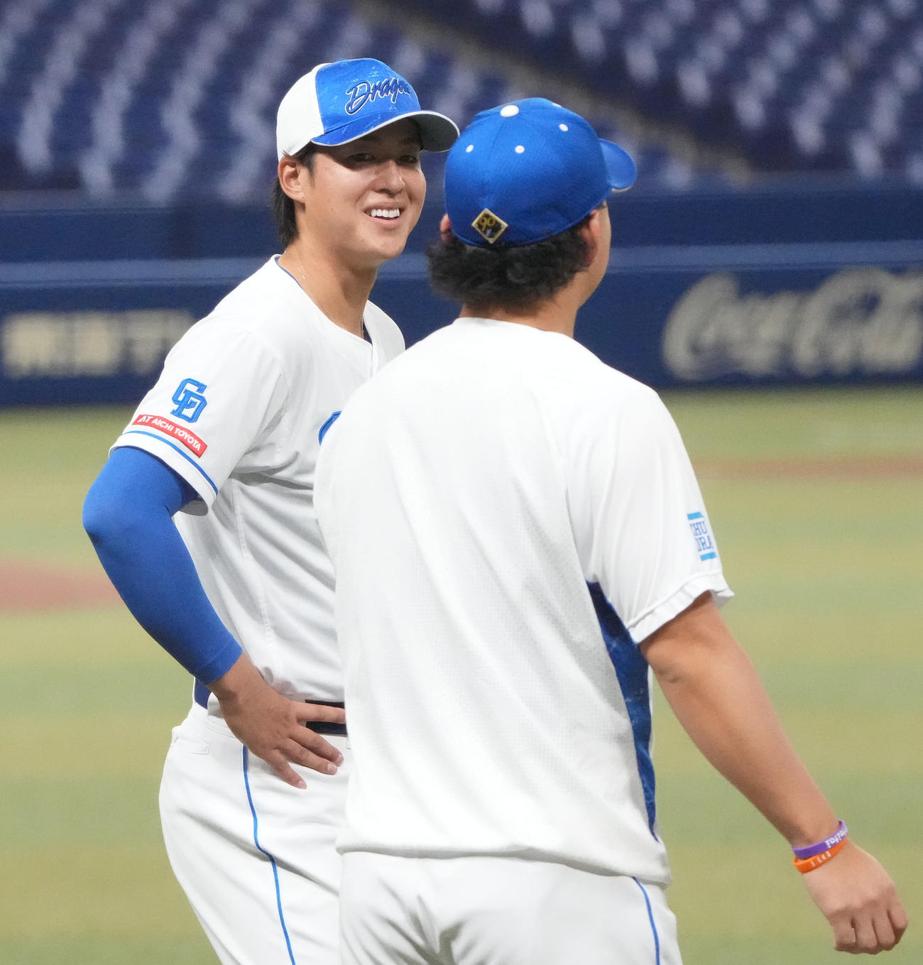 小笠原と言葉を交わす梅津（左）（撮影・森本幸一）