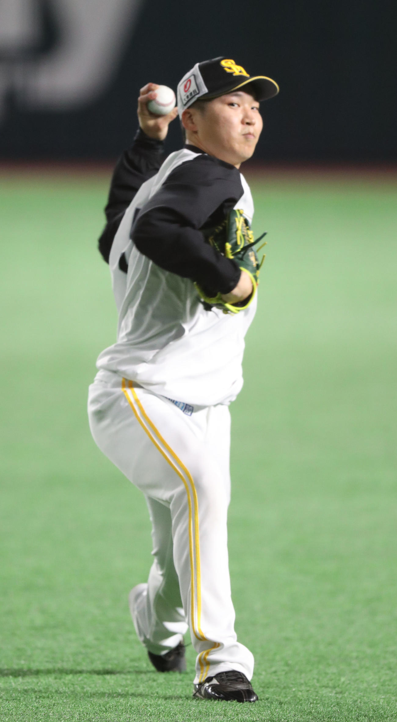 キャッチボールで調整する長谷川（撮影・梅根麻紀）