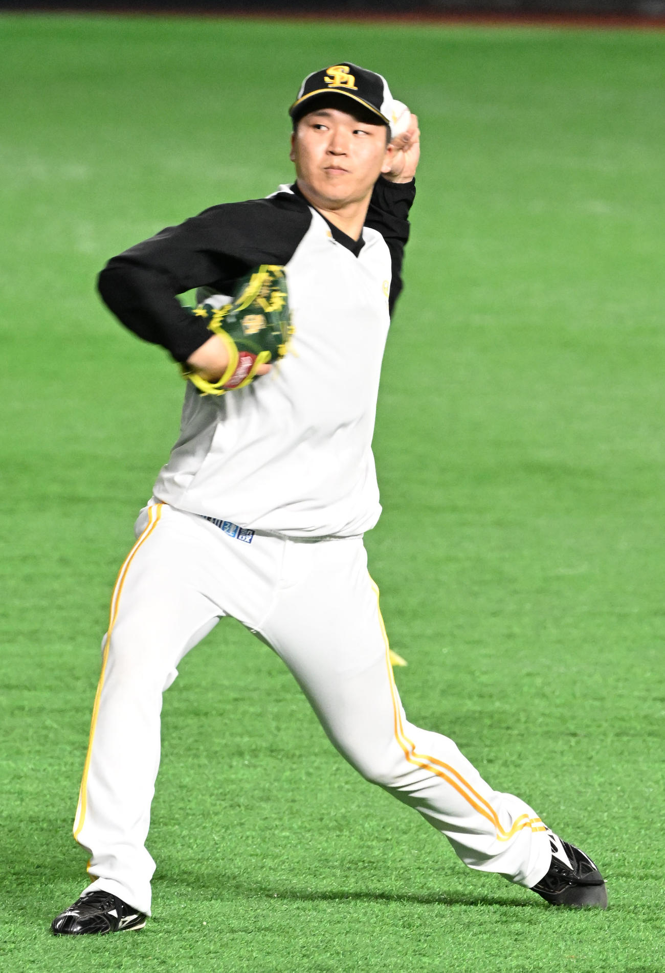 キャッチボールで調整する長谷川（撮影・林敢治）