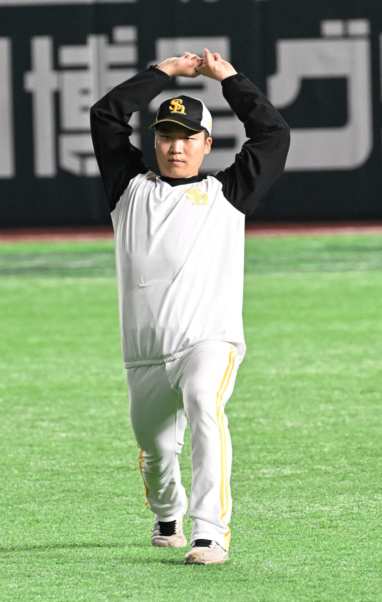 調整する長谷川（撮影・林敢治）