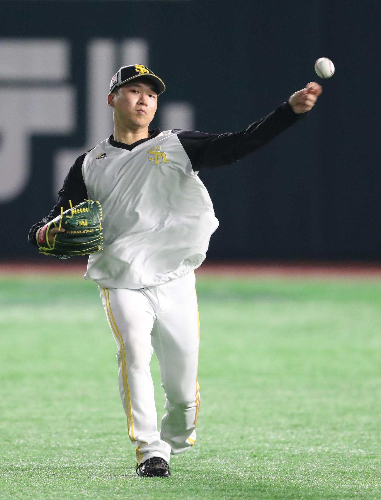 キャッチボールで調整する長谷川（撮影・梅根麻紀）