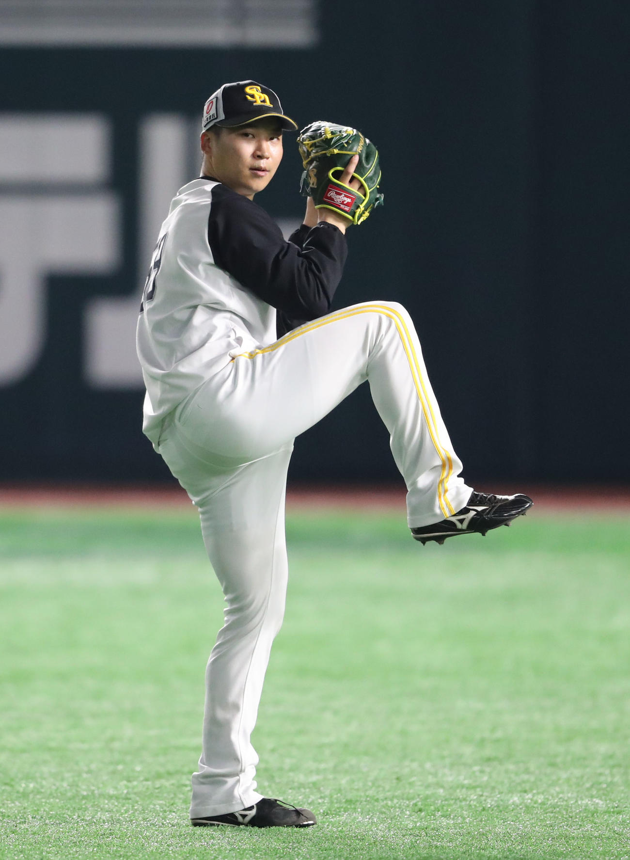 キャッチボールで調整する長谷川（撮影・梅根麻紀）
