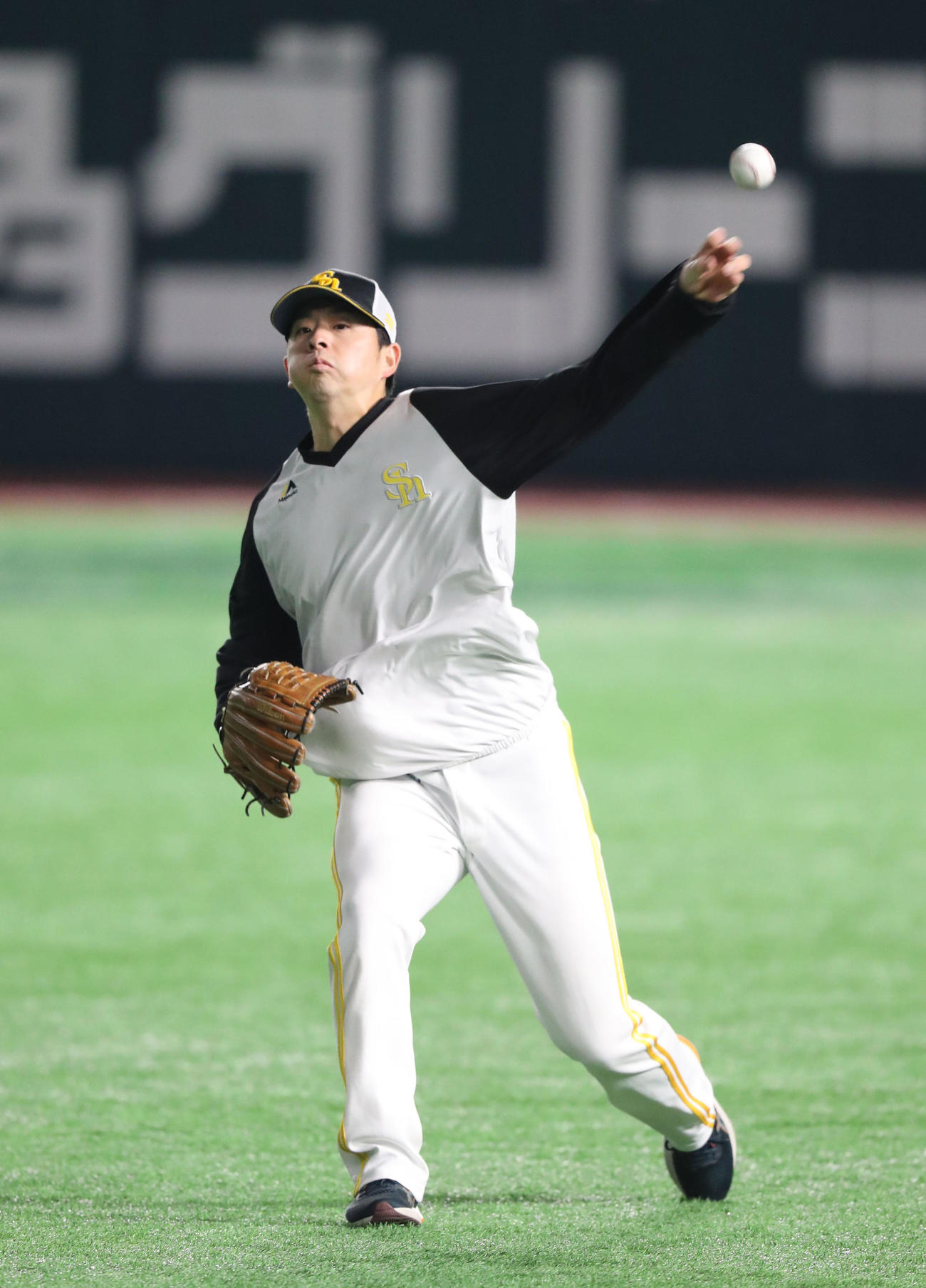 キャッチボールで調整する大関（撮影・梅根麻紀）