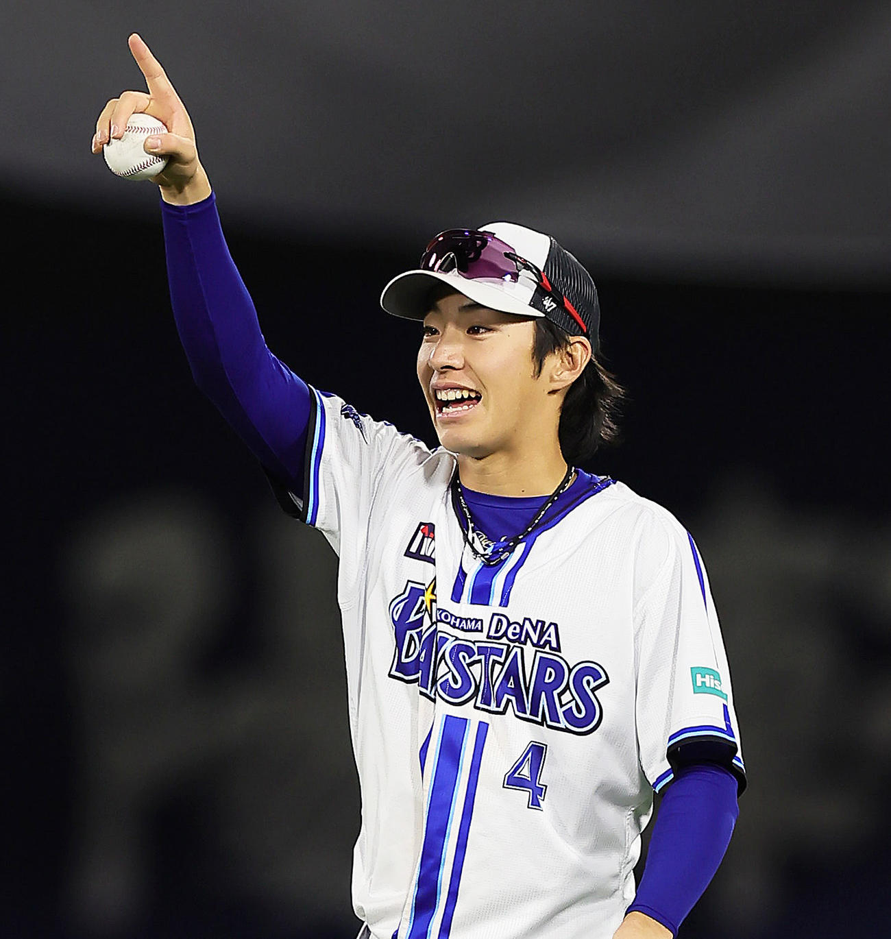 練習中、笑顔を見せるDeNA度会（撮影・足立雅史）