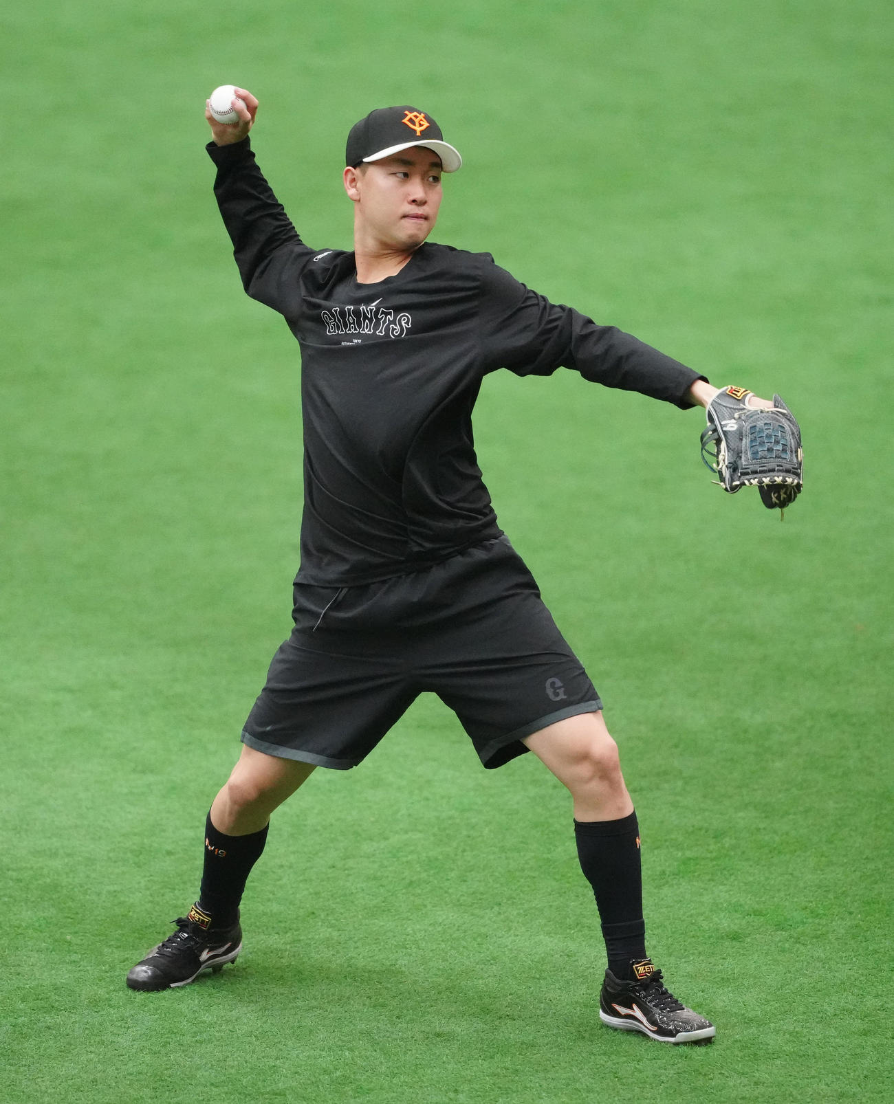 室内練習場でキャッチボールする巨人山崎伊（撮影・江口和貴）