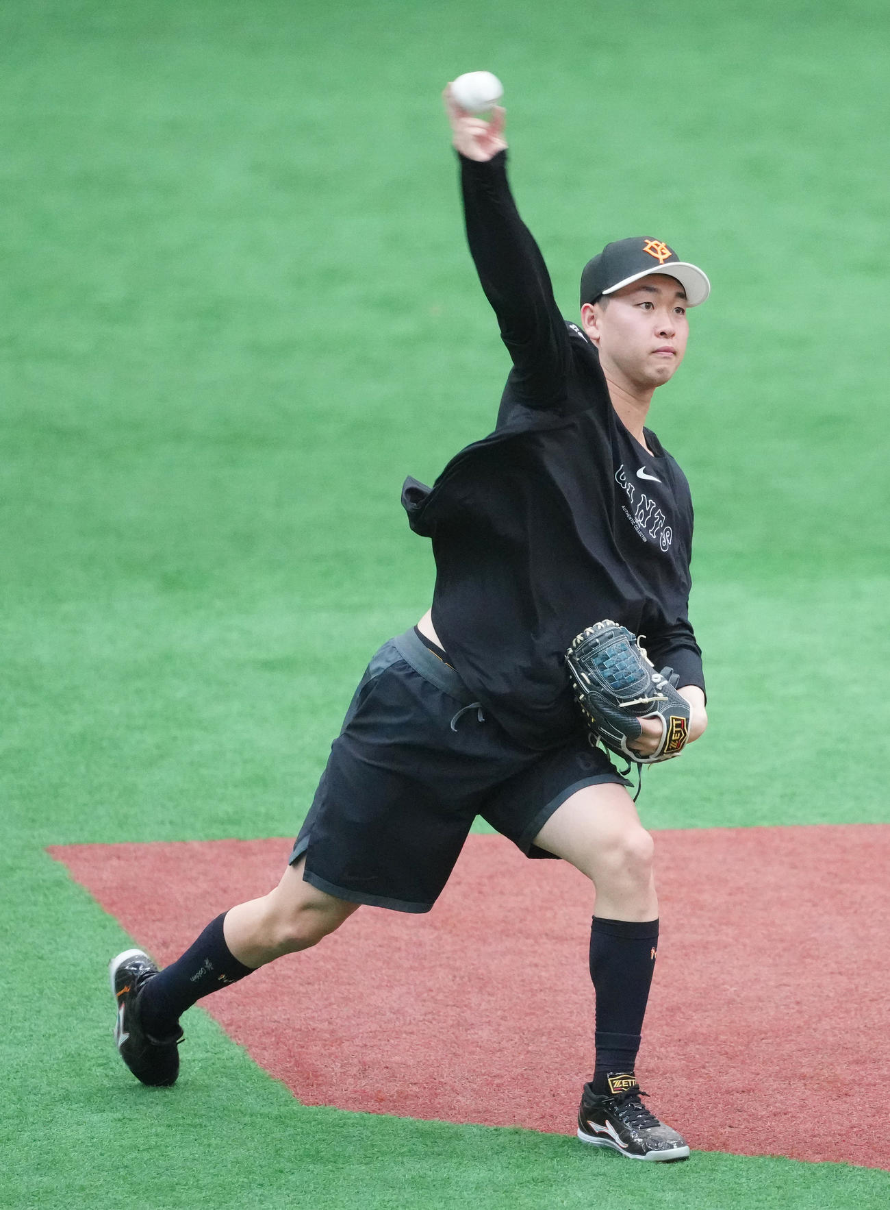 室内練習場でキャッチボールする巨人山崎伊（撮影・江口和貴）