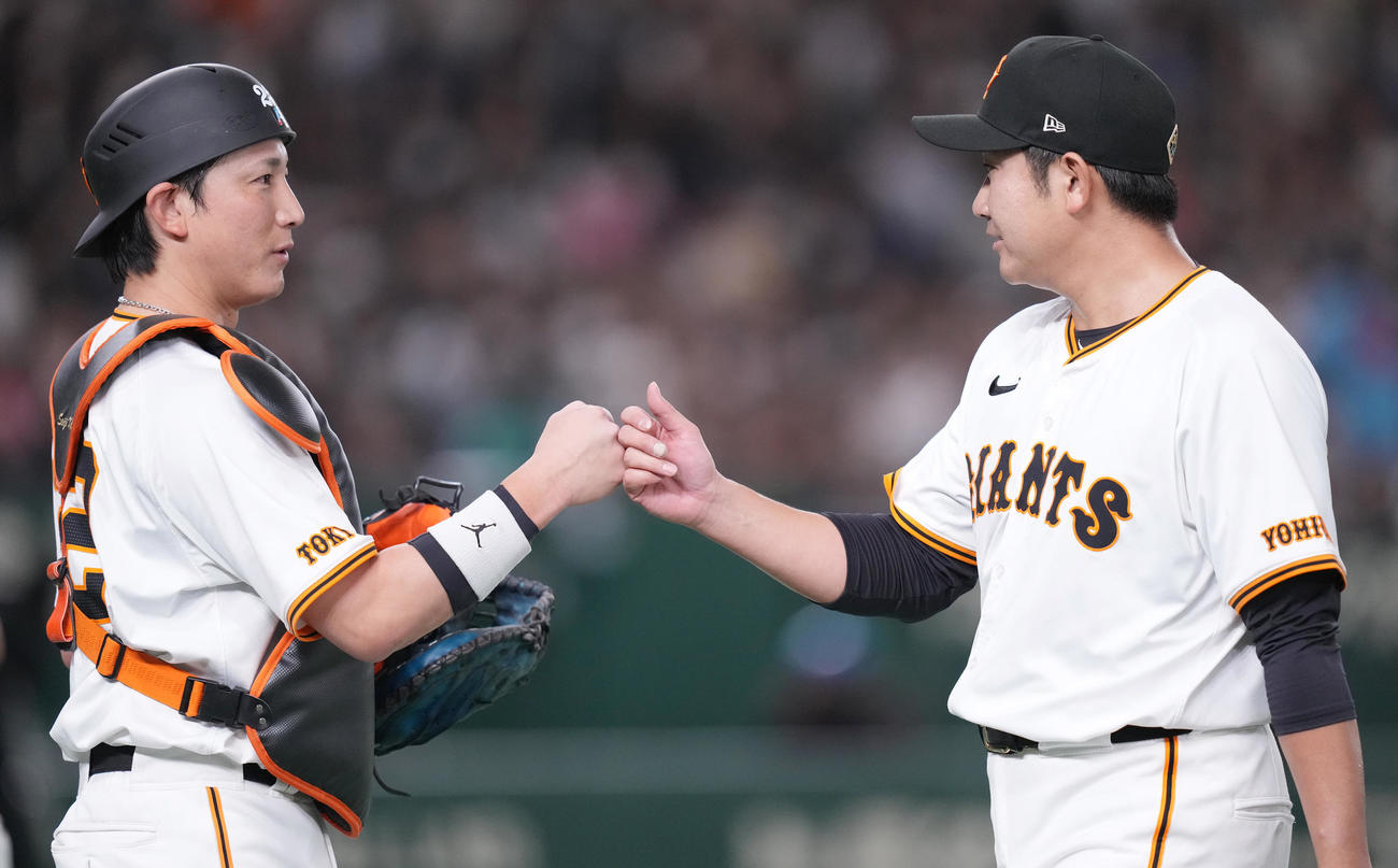 巨人菅野智之（右）と小林誠司（2024年3月撮影）